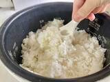 「おにぎりをラップで棒状にねじると？　一気に作れる技に「子供にも大好評」【料理の裏ワザ4選】」の画像1