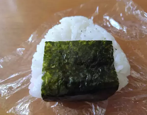 「おにぎりをラップで棒状にねじると？　一気に作れる技に「子供にも大好評」【料理の裏ワザ4選】」の画像