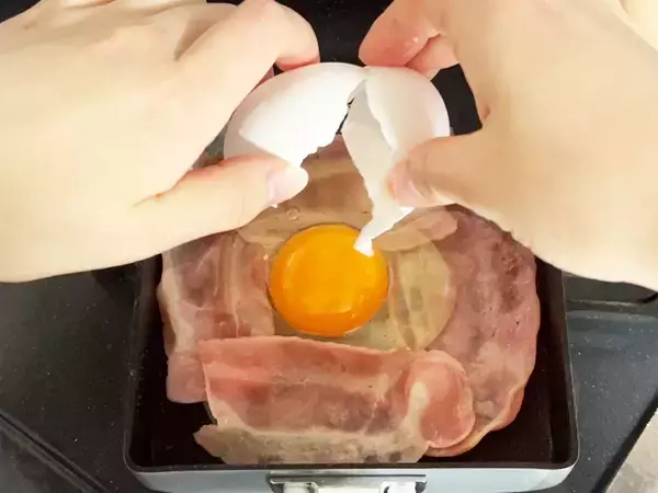 「フライパンはもう使いません！　目玉焼きトーストを作る時は…」の画像