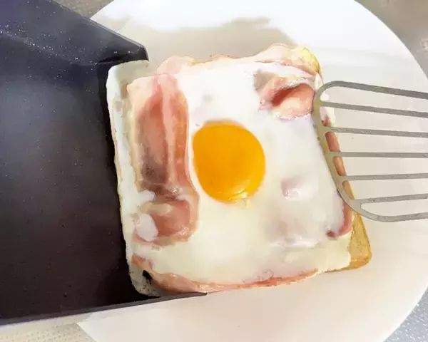 「フライパンはもう使いません！　目玉焼きトーストを作る時は…」の画像