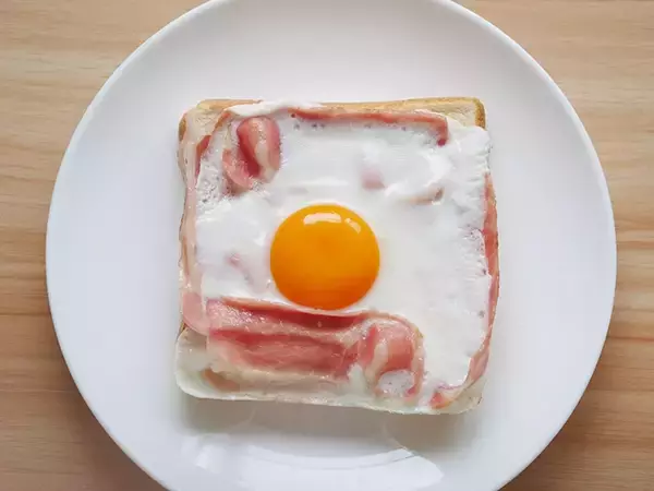 「フライパンはもう使いません！　目玉焼きトーストを作る時は…」の画像