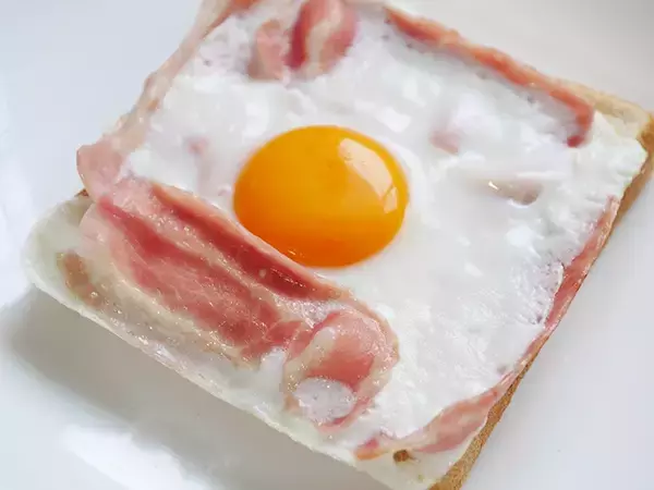 「フライパンはもう使いません！　目玉焼きトーストを作る時は…」の画像