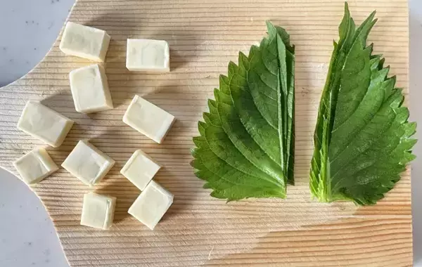 「夫と子供が争奪戦！余ったワンタンの皮に『大葉とチーズ』をのせて…「食べる手が止まらない」」の画像