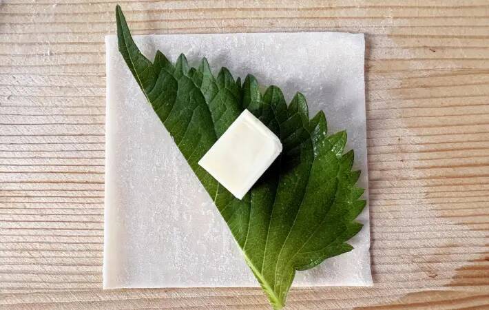 夫と子供が争奪戦！余ったワンタンの皮に『大葉とチーズ』をのせて…「食べる手が止まらない」