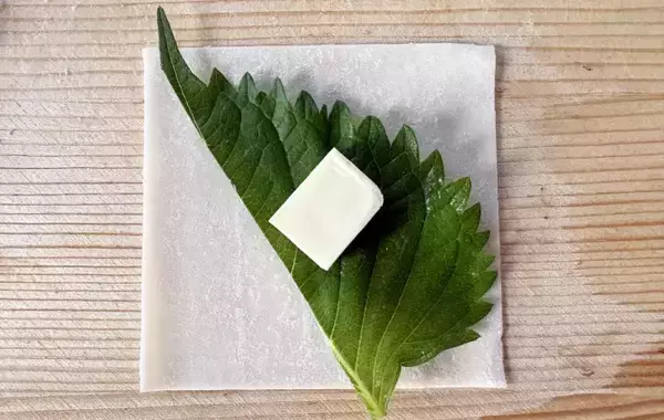 「夫と子供が争奪戦！余ったワンタンの皮に『大葉とチーズ』をのせて…「食べる手が止まらない」」の画像