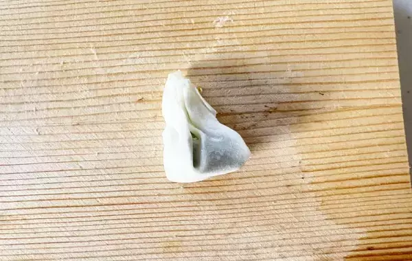 「夫と子供が争奪戦！余ったワンタンの皮に『大葉とチーズ』をのせて…「食べる手が止まらない」」の画像