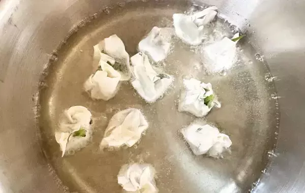 「夫と子供が争奪戦！余ったワンタンの皮に『大葉とチーズ』をのせて…「食べる手が止まらない」」の画像