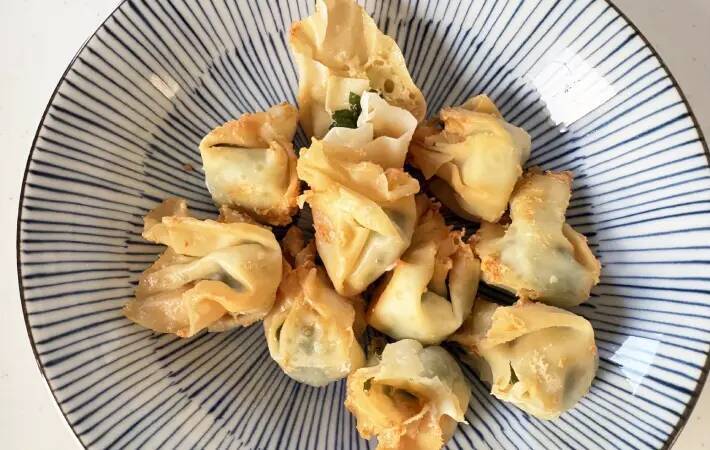 夫と子供が争奪戦！余ったワンタンの皮に『大葉とチーズ』をのせて…「食べる手が止まらない」