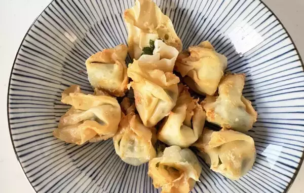 「夫と子供が争奪戦！余ったワンタンの皮に『大葉とチーズ』をのせて…「食べる手が止まらない」」の画像