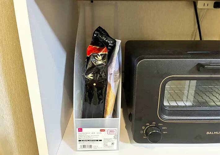 キッチンの『かさばるもの』はこれで解決　100均の『ファイルスタンド』の思わぬ活用法とは
