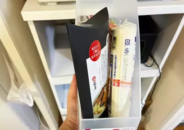「キッチンの『かさばるもの』はこれで解決　100均の『ファイルスタンド』の思わぬ活用法とは」の画像