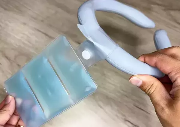 「【110円の暑さ対策】セリアの『アイスパック』が便利！　外出でも室内でも使える「神アイテム」」の画像