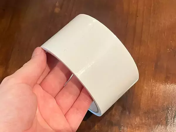 ガムテープの端の目印、折って作るのもったいない…　文房具を挟んでみたら「一目で分かる」「イライラが減る」