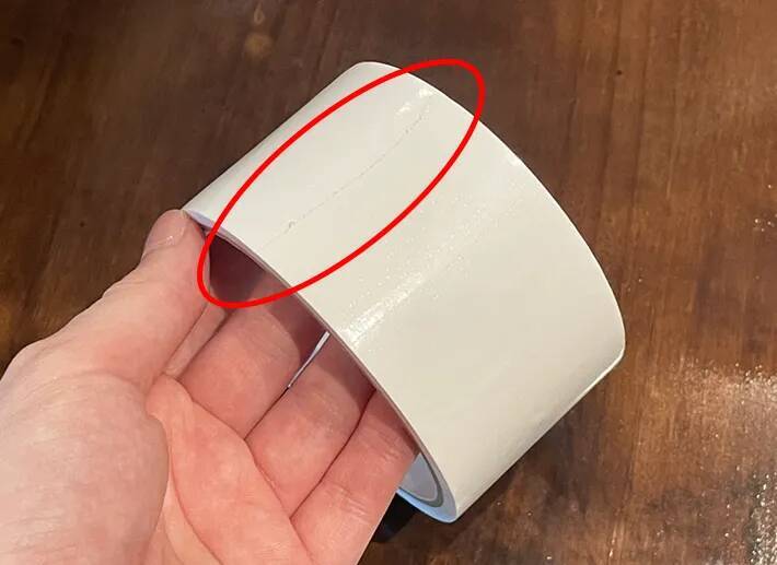 ガムテープの端の目印、折って作るのもったいない…　文房具を挟んでみたら「一目で分かる」「イライラが減る」