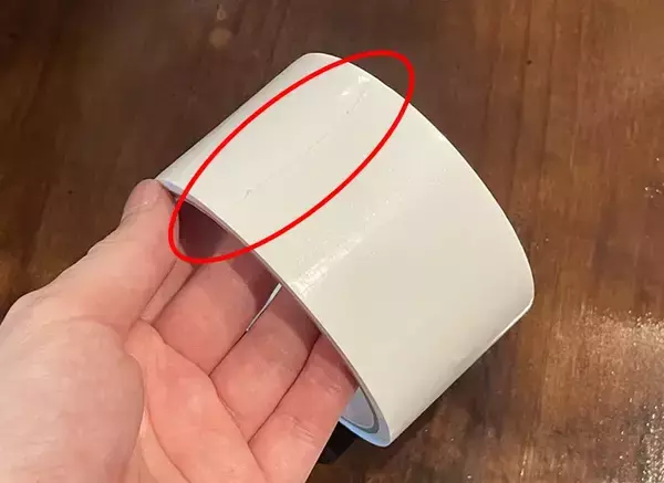 「ガムテープの端の目印、折って作るのもったいない…　文房具を挟んでみたら「一目で分かる」「イライラが減る」」の画像
