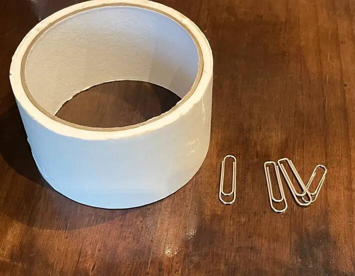 ガムテープの端の目印、折って作るのもったいない…　文房具を挟んでみたら「一目で分かる」「イライラが減る」