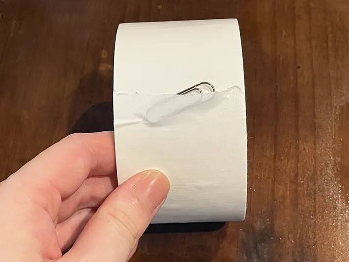ガムテープの端の目印、折って作るのもったいない…　文房具を挟んでみたら「一目で分かる」「イライラが減る」