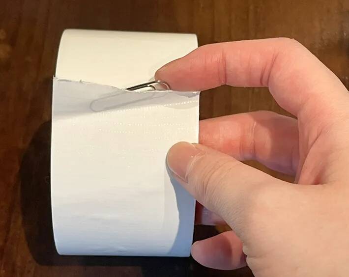 ガムテープの端の目印、折って作るのもったいない…　文房具を挟んでみたら「一目で分かる」「イライラが減る」
