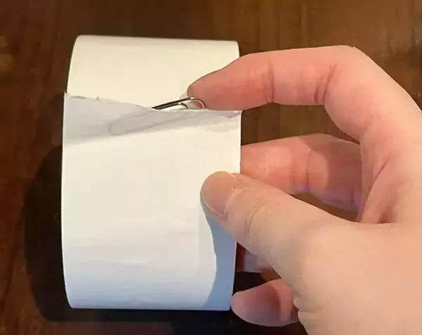 「ガムテープの端の目印、折って作るのもったいない…　文房具を挟んでみたら「一目で分かる」「イライラが減る」」の画像
