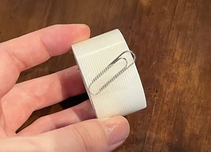 ガムテープの端の目印、折って作るのもったいない…　文房具を挟んでみたら「一目で分かる」「イライラが減る」