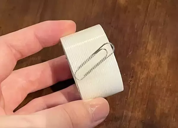 「ガムテープの端の目印、折って作るのもったいない…　文房具を挟んでみたら「一目で分かる」「イライラが減る」」の画像