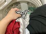 「お気に入りの服、洗う前の工夫で？　色あせのリスクを減らす洗濯の裏ワザ【衣類ケア4選】」の画像1