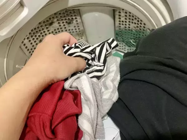 お気に入りの服、洗う前の工夫で？　色あせのリスクを減らす洗濯の裏ワザ【衣類ケア4選】