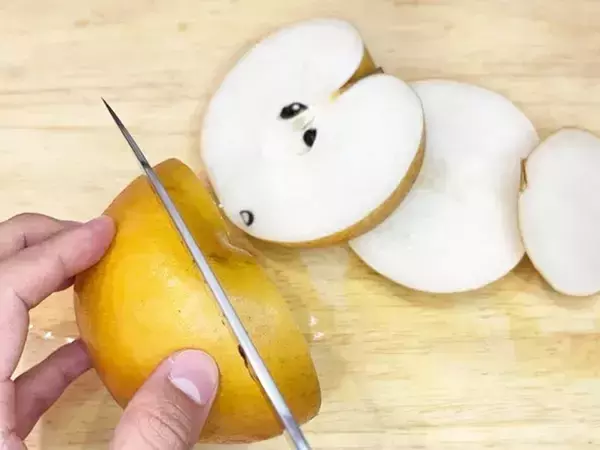 梨をスティック切りでおしゃれに！　皮むき不要の簡単カット法に「パーティ映えする！」