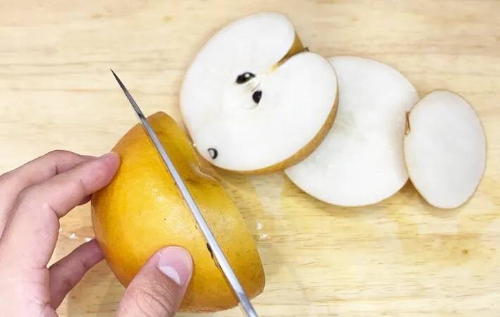 梨をスティック切りでおしゃれに！　皮むき不要の簡単カット法に「パーティ映えする！」