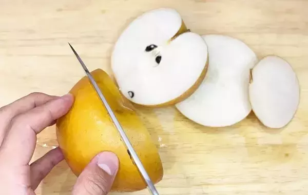 「梨をスティック切りでおしゃれに！　皮むき不要の簡単カット法に「パーティ映えする！」」の画像