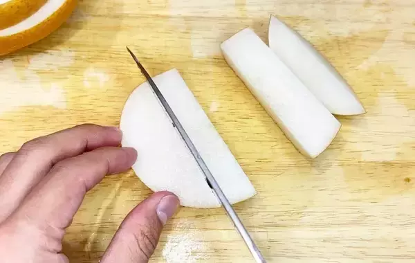 「梨をスティック切りでおしゃれに！　皮むき不要の簡単カット法に「パーティ映えする！」」の画像