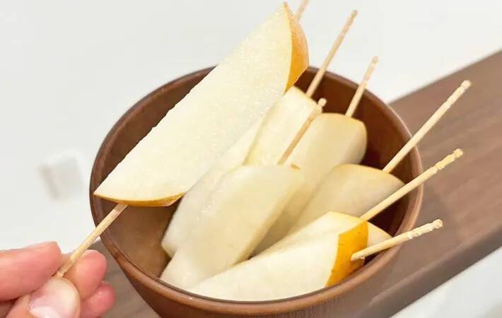 梨をスティック切りでおしゃれに！　皮むき不要の簡単カット法に「パーティ映えする！」