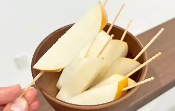 「梨をスティック切りでおしゃれに！　皮むき不要の簡単カット法に「パーティ映えする！」」の画像