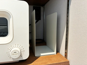 U字に重ねたブックエンドの意外な使い道！　トースター横に設置したら「ごちゃつき解消」