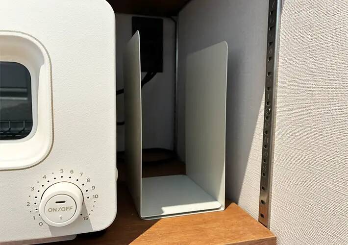 U字に重ねたブックエンドの意外な使い道！　トースター横に設置したら「ごちゃつき解消」