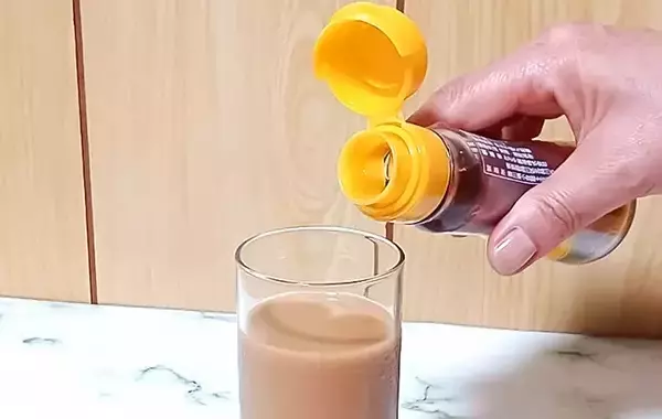 「コーヒーにごま油を入れる『ちょい足し』　カナダ人の友達に飲ませてみたら…？」の画像