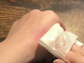 忙しい朝も慌てない！　チークを塗りすぎた時の対処法に「すごい」「一気に薄まった」