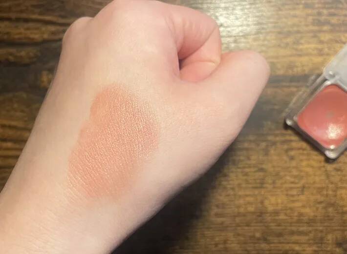 忙しい朝も慌てない！　チークを塗りすぎた時の対処法に「すごい」「一気に薄まった」