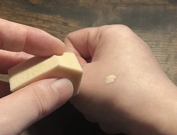 忙しい朝も慌てない！　チークを塗りすぎた時の対処法に「すごい」「一気に薄まった」