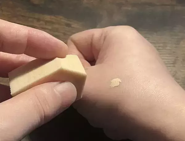 「忙しい朝も慌てない！　チークを塗りすぎた時の対処法に「すごい」「一気に薄まった」」の画像