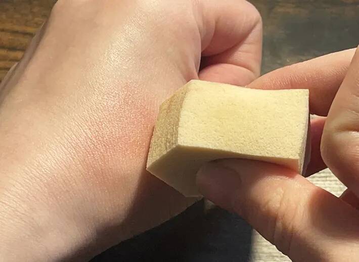 忙しい朝も慌てない！　チークを塗りすぎた時の対処法に「すごい」「一気に薄まった」