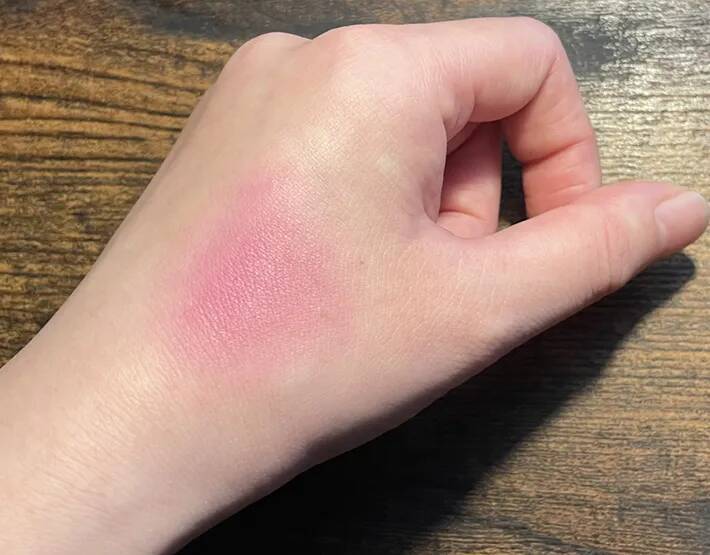 忙しい朝も慌てない！　チークを塗りすぎた時の対処法に「すごい」「一気に薄まった」