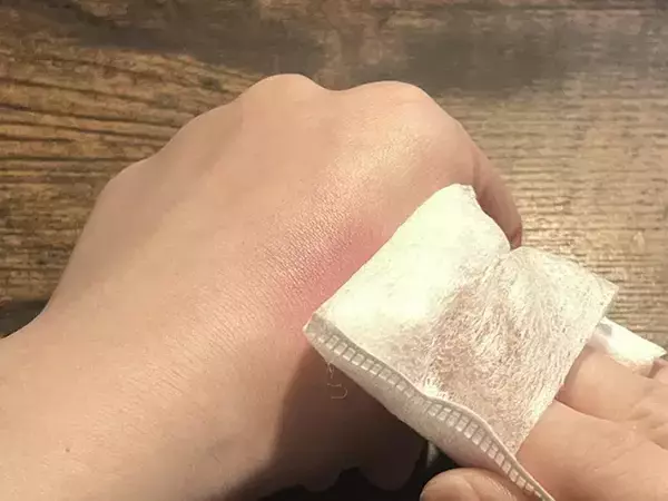 「忙しい朝も慌てない！　チークを塗りすぎた時の対処法に「すごい」「一気に薄まった」」の画像