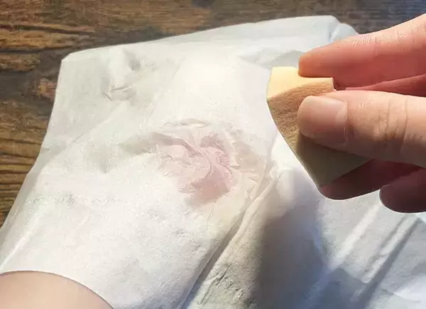 「忙しい朝も慌てない！　チークを塗りすぎた時の対処法に「すごい」「一気に薄まった」」の画像