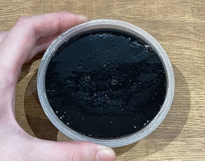 まさかの、真っ黒…！　『ローソン』の衝撃イチゴゼリーに「色からは想像できない味」