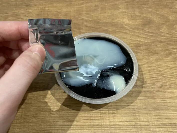 まさかの、真っ黒…！　『ローソン』の衝撃イチゴゼリーに「色からは想像できない味」