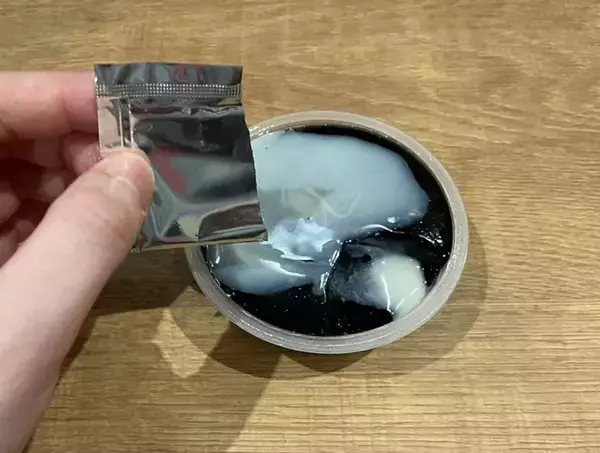 「まさかの、真っ黒…！　『ローソン』の衝撃イチゴゼリーに「色からは想像できない味」」の画像