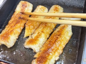 ちくわが化けた！冷凍して焼くだけで…　「噛み応えが違う」「想像以上にイカ焼き」