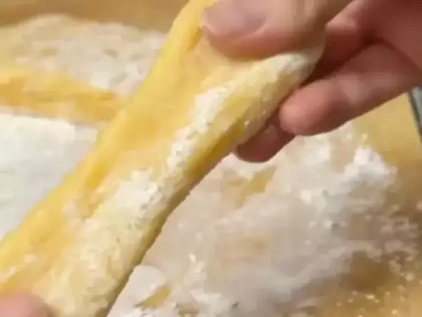 切り餅にバターと卵黄を混ぜると？　完成品に「家族で争奪戦」「最高すぎる」