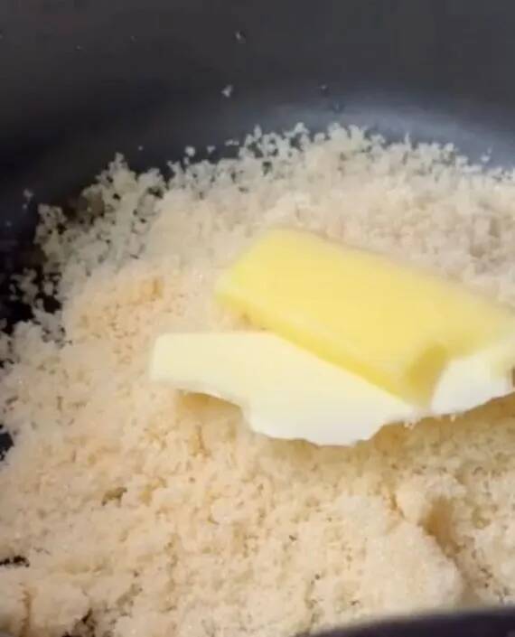 切り餅にバターと卵黄を混ぜると？　完成品に「家族で争奪戦」「最高すぎる」